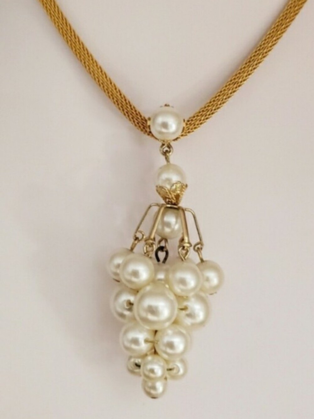 Pearl Grape Cluster On Hold Mesh Chain